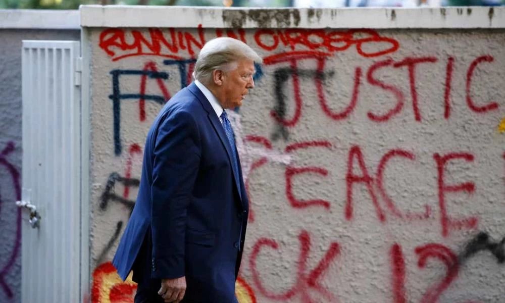 Ο Τραμπ κατηγορεί για αδράνεια τους κυβερνήτες που δεν καλούν τον στρατό